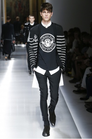 T-shirt with holes, zdjęcie 2 T-shirt with holes od Balmain